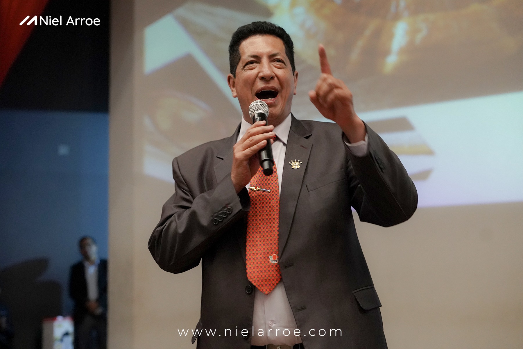 Niel Arroe conferenciando
